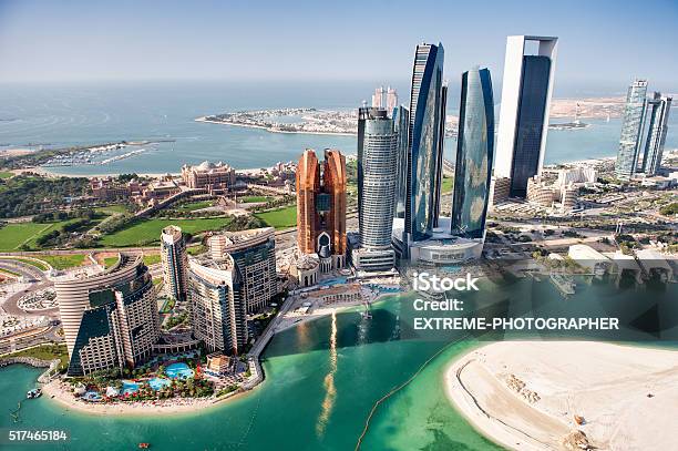 Berühmte Gebäude In Abu Dhabi Stockfoto und mehr Bilder von Abu Dhabi - Abu Dhabi, Vereinigte Arabische Emirate, Stadtsilhouette