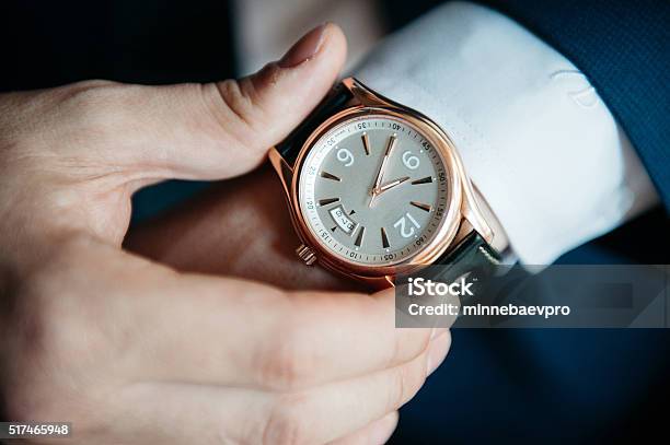 Hombres De Ver En Su Mano Arriba Cerrar Foto de stock y más banco de imágenes de Hombres - Hombres, Reloj de pulsera, Joyas