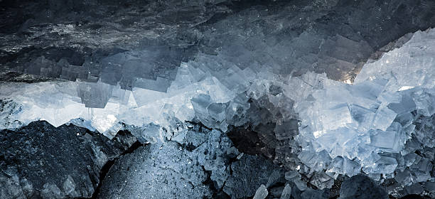 salzkristallen in kaligrube - salz mineral stock-fotos und bilder