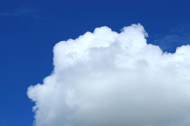 beau ciel bleu avec des nuages blancs. - 7621 photos et images de collection