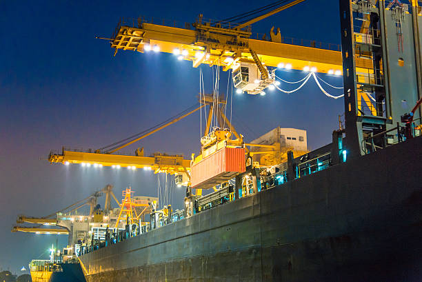 navio de carga no porto à noite - harbor cargo container commercial dock container imagens e fotografias de stock