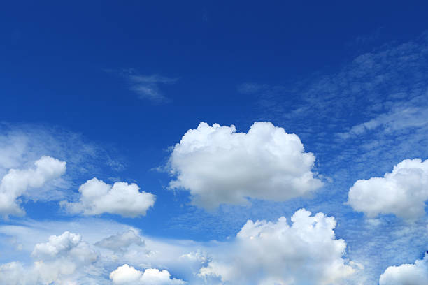 beau ciel bleu avec des nuages blancs - 7621 photos et images de collection