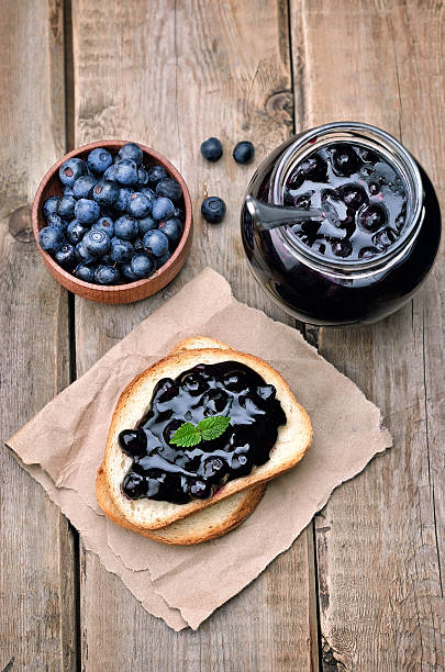 pain avec confiture de myrtille - gelatin dessert blueberry blue dessert photos et images de collection