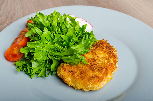 kotlet wieprzowiny kotletami w parmezan - weiner schnitzel zdjęcia i obrazy z banku zdjęć