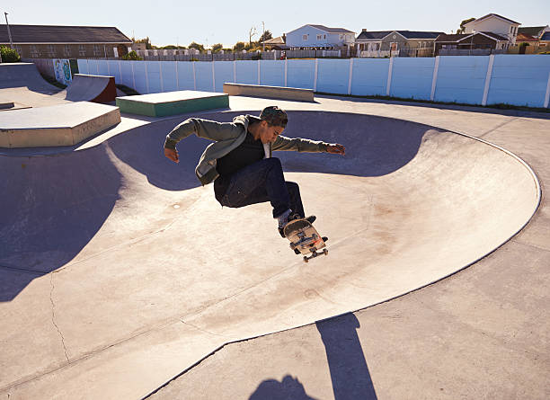 彼のものを与えている - skateboard park extreme sports recreational pursuit skateboarding ストックフォトと画像