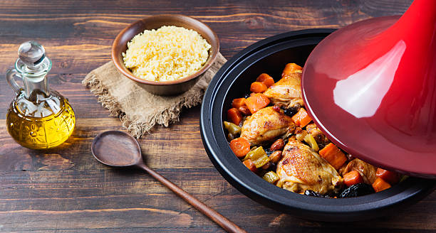 tagine de frango cozido e produtos hortícolas fundo de madeira espaço de cópia - moroccan culture imagens e fotografias de stock