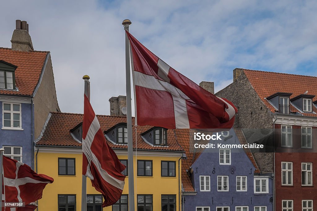 Danish bandeiras em Nyhaven em Copenhague - Foto de stock de Bandeira Dinamarquesa royalty-free