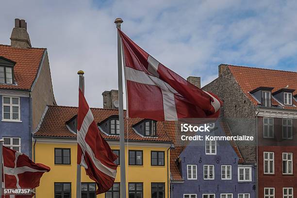 Foto de Danish Bandeiras Em Nyhaven Em Copenhague e mais fotos de stock de Bandeira Dinamarquesa - Bandeira Dinamarquesa, Amarelo, Arquitetura