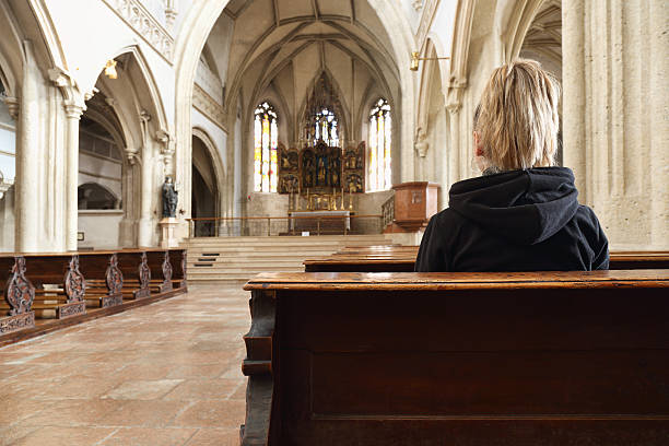 gebet - confession booth penance catholicism church stock-fotos und bilder