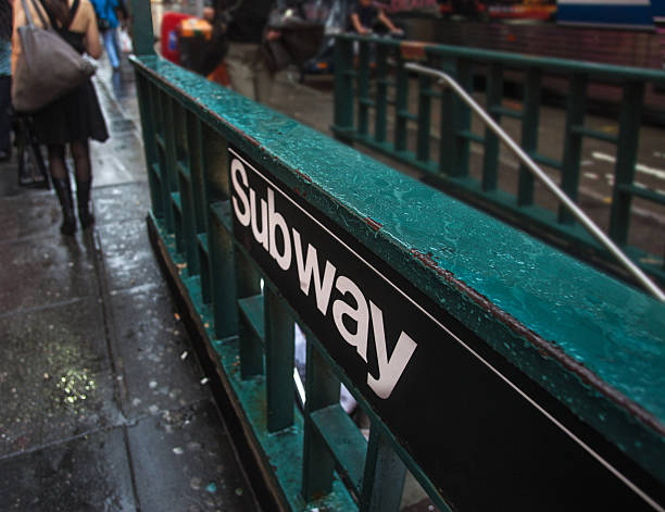 insegna della metropolitana e ingresso - subway station subway train new york city people foto e immagini stock