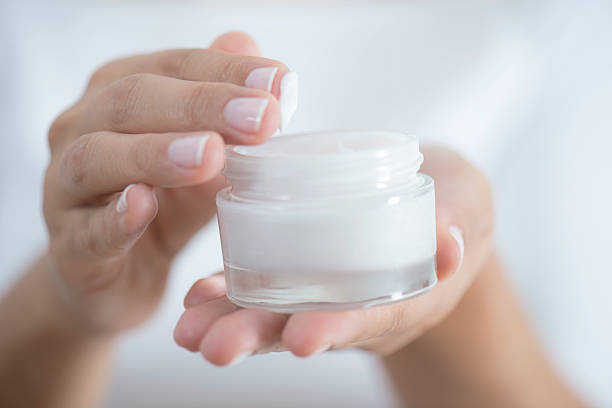 увлажняющий крем - moisturizer beauty treatment human skin applying стоковые фото и изображения