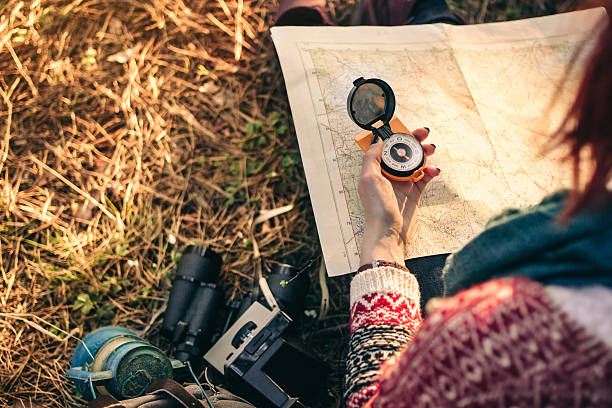 kompass auf hintergrund der karte im wald - compass map hiking orienteering stock-fotos und bilder
