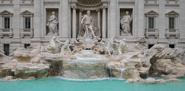 トレビの泉ます。舞台裏からローマ（イタリア）。 - trevi fountain rome fountain panoramic ストックフォトと画像