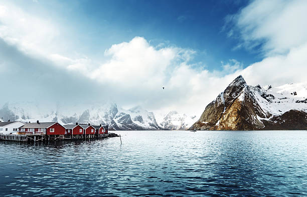 весна закат-рейне, lofoten острова, норвегия - mountain sea house landscape стоковые фото и изображения