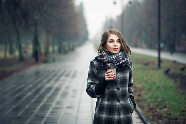 jovem adulto feminino com chávena de café no parque da cidade; - espresso women cup drink imagens e fotografias de stock