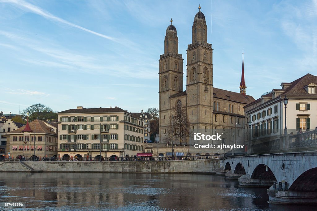 Reflejo De Grossmünster Iglesia En Río Limmat Zúrich Suiza Foto de stock y más banco de imágenes de Agua - iStock Reflejo De Grossmünster Iglesia En Río Limmat Zúrich Suiza Foto de stock y más banco de imágenes de Agua - iStock