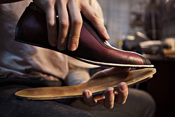sapateiro faz calçados para homens - multi tasking craftsperson work tool men - fotografias e filmes do acervo