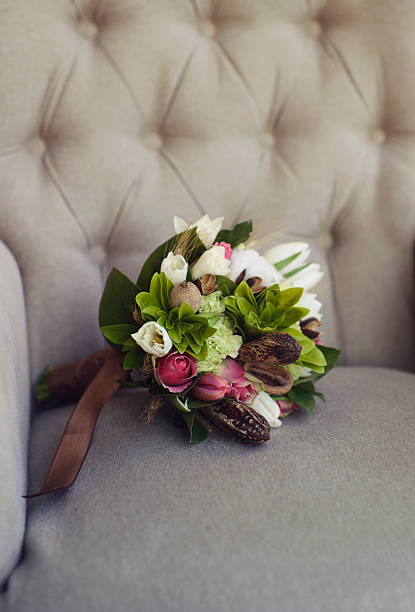 bouquet de la mariée coloré pour un mariage - wedding black and white weddings rose photos et images de collection