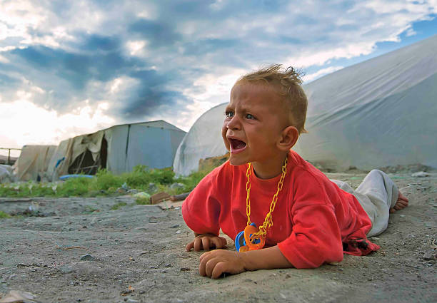 głodne dzieci w obozie dla uchodźców - tear drop camper zdjęcia i obrazy z banku zdjęć