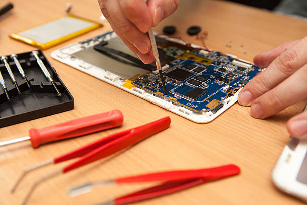 istock Master repairs the tablet computer. Top view of hands working. 517499636