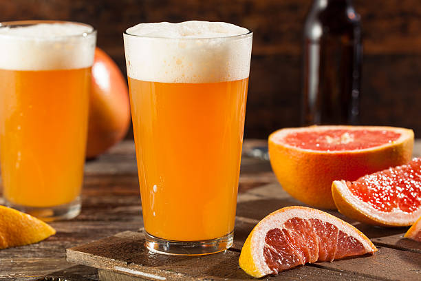 sure pamplemousse bière artisanale - sour taste orange wet summer photos et images de collection