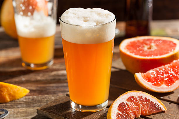 sure pamplemousse bière artisanale - sour taste orange wet summer photos et images de collection