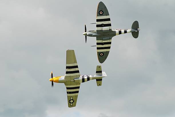 mustang i spitfire bojowników - spitfire airplane world war ii airshow zdjęcia i obrazy z banku zdjęć