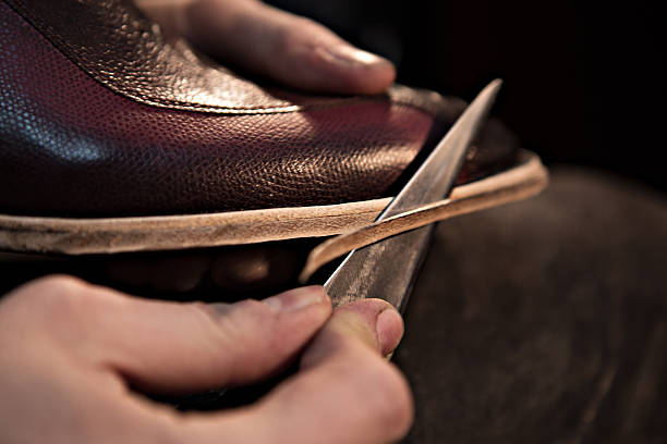 calzolaio rende scarpe da uomo. - knife table knife kitchen knife penknife foto e immagini stock