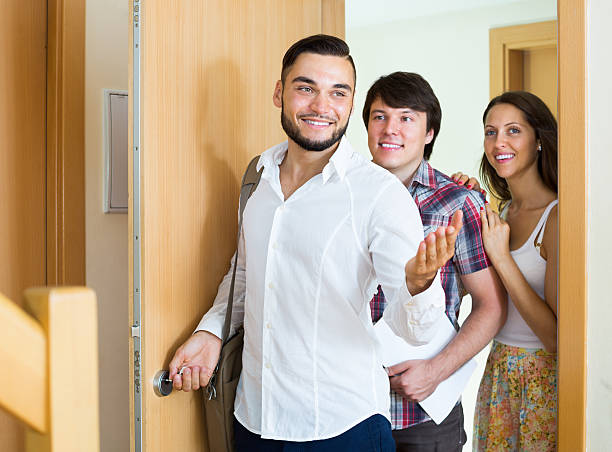 istock Agent tells about new flat to couple 517501728