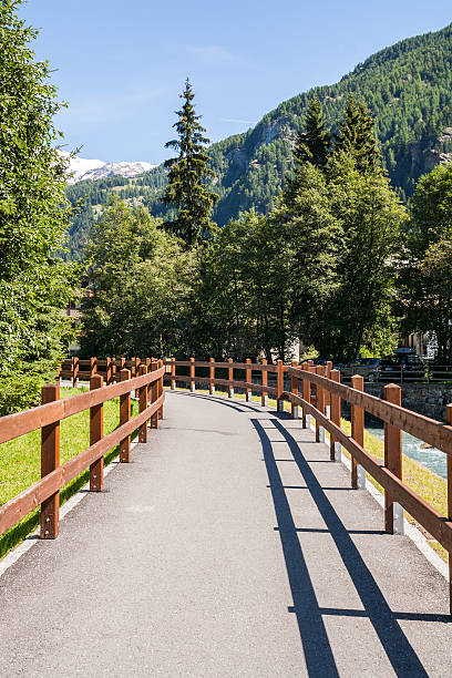 champoluc, valle d'aosta, włochy, - parapetto zdjęcia i obrazy z banku zdjęć