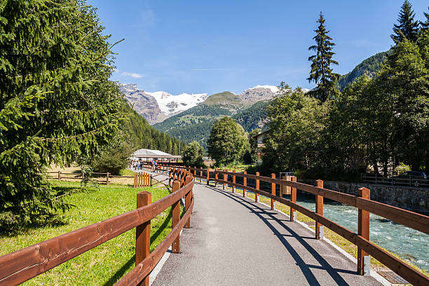 champoluc 、ヴァッレダオスタ、イタリア、 - parapetto ストックフォトと画像