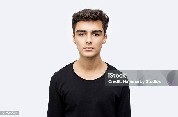 Retrato De Adolescente Sobre Fondo Blanco Foto de stock y más banco de imágenes de Etnias de Oriente Medio - Etnias de Oriente Medio, Chicos adolescentes, Serio
