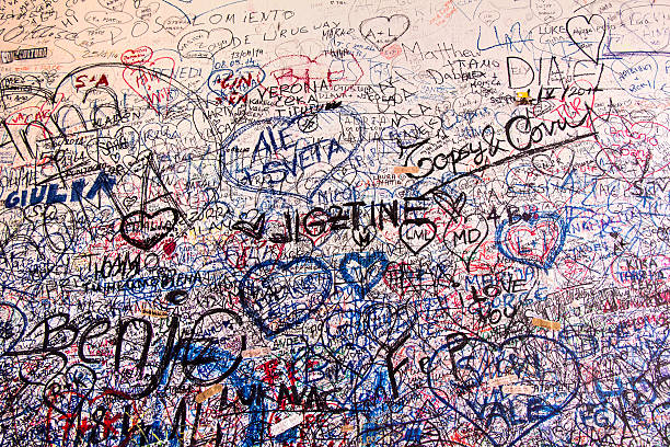 istock Messages on the wall in Juliet's House 517516549