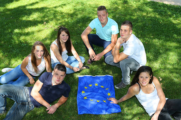 gruppe von jugendlichen und flagge - adolescence flag university people stock-fotos und bilder