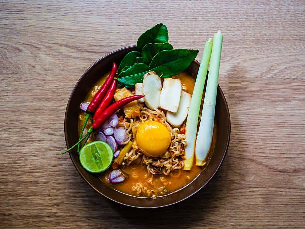 istock Thai spicy noodle Tomyum 517518054