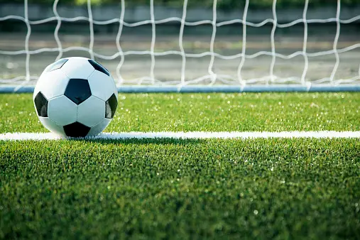 Foto Um close up de um gol de futebol no chão – Imagem de Futebol grátis no  Unsplash
