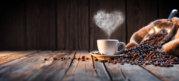 tradizionale tazza di caffè a forma di cuore in legno rustico vapore - cup of coffee beans foto e immagini stock