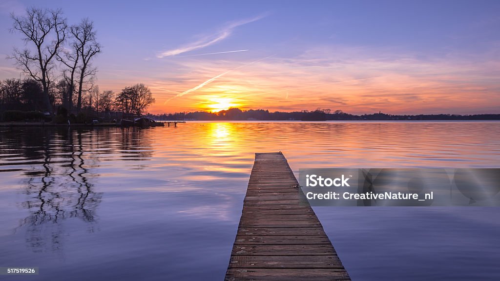 Panorama von lila Sonnenuntergang über ruhige See - Lizenzfrei Bootssteg Stock-Foto