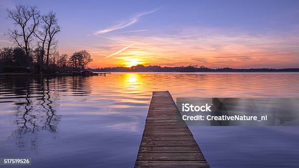 Panorama Von Lila Sonnenuntergang Über Ruhige See Stockfoto und mehr Bilder von Bootssteg - Bootssteg, See, Niederlande
