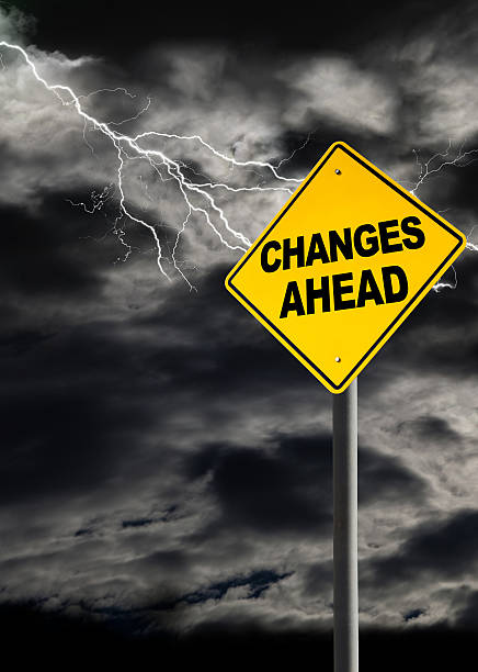 変更に対して警告標識、雷のスカイクラウディ - lightning storm natural disaster cloud ストックフォトと画像