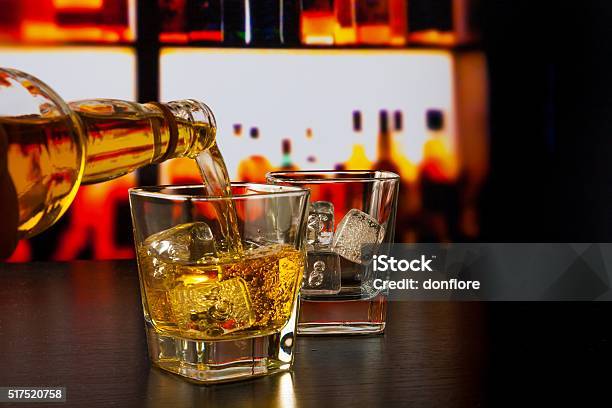 バーテンダーに注ぐウィスキーの前のウイスキーグラスやボトル - ウイスキーのストックフォトや画像を多数ご用意 - ウイスキー, ソーダ類, 注ぐ