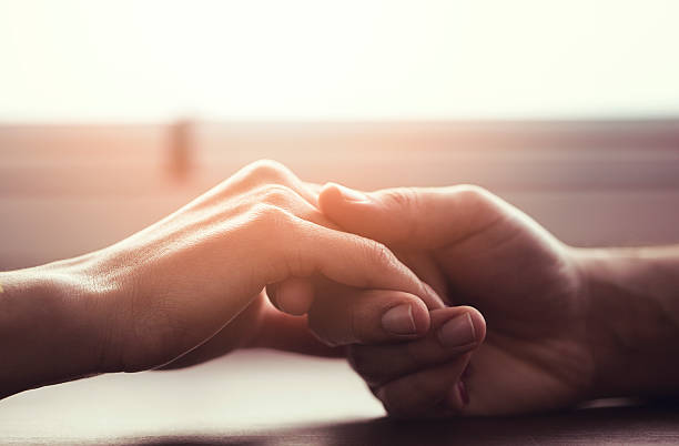 casal de mãos dadas - holding hands human hand romance support imagens e fotografias de stock