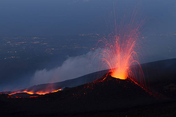извержения вулкана в ночное время - вулканология стоковые фото и изображения