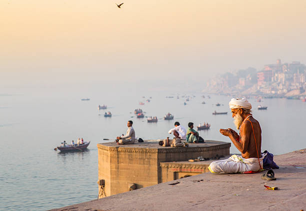 varanasi_pray_sadhu - varanasi indian culture nautical vessel ganges river 뉴스 사진 이미지