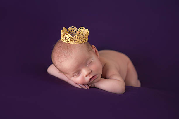 bebê recém-nascido menina com uma coroa de ouro - royal baby imagens e fotografias de stock