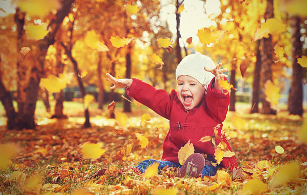 heureux petit enfant, petite fille rire et jouer en automne - babies or children photos et images de collection
