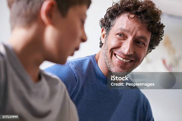 Sich Einige Mann In Stockfoto und mehr Bilder von Vater - Vater, Teenager-Alter, Gespräch