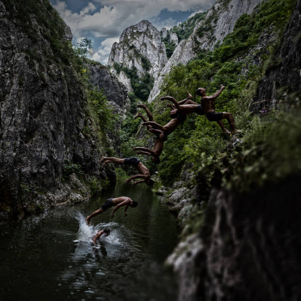 costas flip penhasco mergulho sequência em turzii gorge - back somersault - fotografias e filmes do acervo