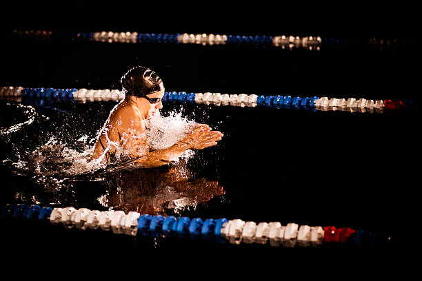 nacht-schwimmen - breaststroke stock-fotos und bilder