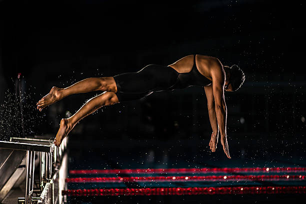 feminino natação no ar - skill side view jumping mid air - fotografias e filmes do acervo